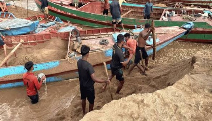 অবশেষে বালু লুটকান্ডে এক মামলায় চার্জশিট