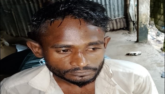 অবৈধভাবে বালু উত্তোলনের ভিডিও ধারণ করায় যুবককে মারধর