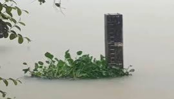 উজানের ঢলে বেড়েছে সুরমা নদীর পানি