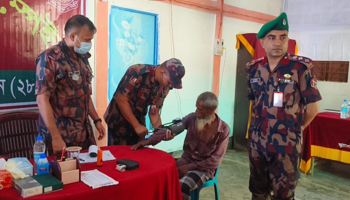 পাহাড়ি ঢলে ক্ষতিগ্রস্তদের মাঝে বিজিবি’র ফ্রি চিকিৎসা সেবা ও ঔষধ বিতরণ