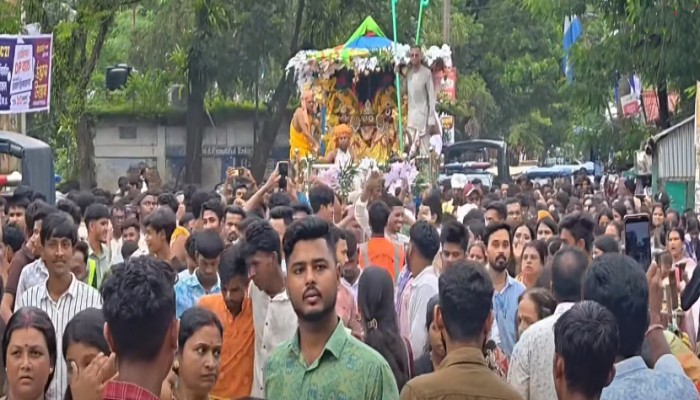 বর্ণাঢ্য রথযাত্রায় ভক্তদের ঢল