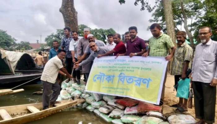 মধ্যনগরের ১৬ প্রাথমিক বিদ্যালয়ে এমপি কামরুলের অর্থায়নে নৌকা বিতরণ