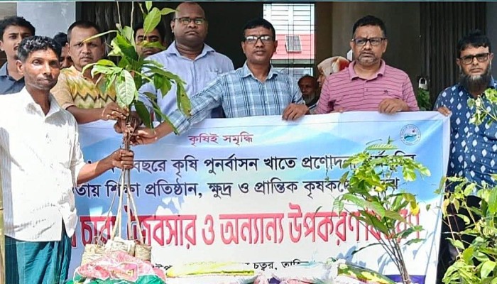 তাহিরপুরে ১৫০ কৃষকের মাঝে গাছের চারা, জৈবসার বিতরণ