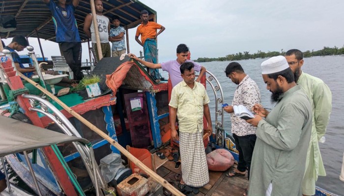 টাঙ্গুয়ার হাওরে হাউজবোট থেকে বর্জ্য ফেলায় ১০ হাজার টাকা জরিমানা