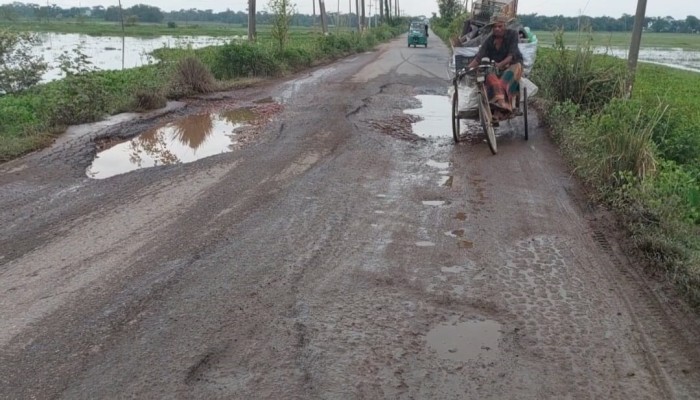 বেহাল সড়কে ঝুঁকি নিয়ে চলাচল