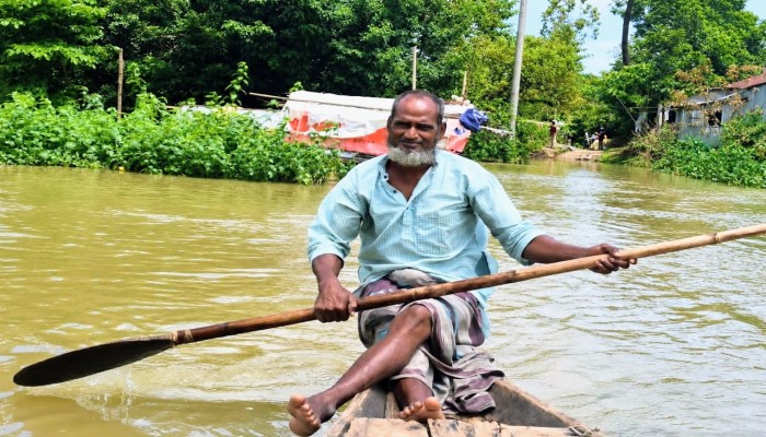 বৈঠার টানেই চলে জীবন-সংসার