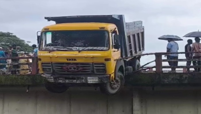 বোকা নদীর সেতুতে ঝুলছে ডাম্প ট্রাক, চালক পলাতক