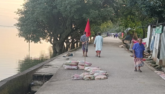 তাহিরপুরে সড়কের দুই স্থানে ভাঙন, ঝুঁকি নিয়ে চলাচল