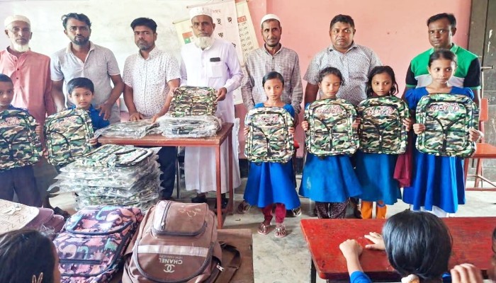 গদার মহল সরকারি প্রাথমিক বিদ্যালয়ের শিক্ষার্থীদের মাঝে  স্কুলব্যাগ বিতরণ