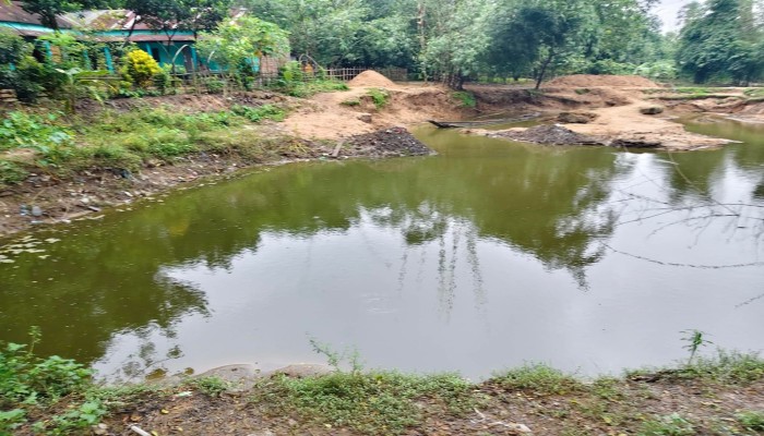 অবৈধভাবে বালু উত্তোলন, ভাঙনের ঝুঁকিতে বিদ্যালয়, মাদ্রাসা ও কবরস্থান