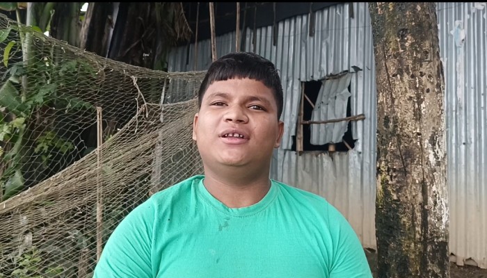স্কুলে যেতে না পারার আক্ষেপ নয়ন মিয়ার, অর্থাভাবে থমকে আছে দুই চোখের চিকিৎসা