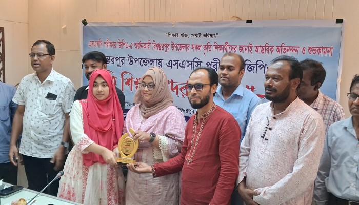 বিশ্বম্ভরপুরে জিপিএ-৫ প্রাপ্ত শিক্ষার্থীদের সংবর্ধনা