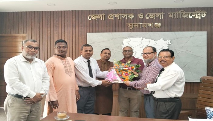 জেলা প্রশাসকের সঙ্গে পূজা উদযাপন পরিষদের নেতৃবৃন্দের সৌজন্য সাক্ষাৎ