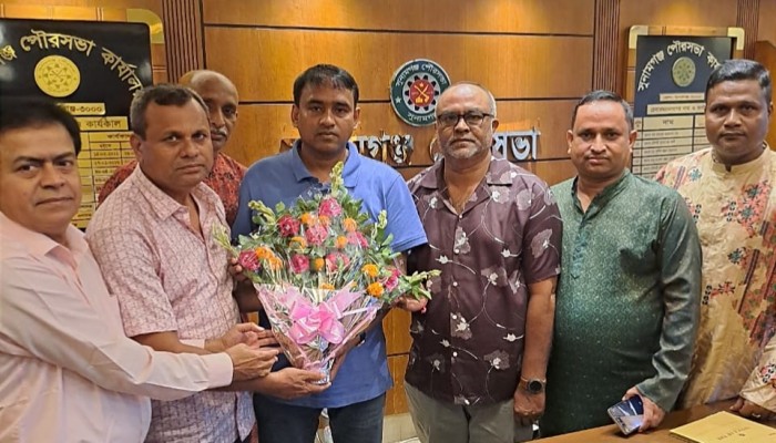 পৌর প্রশাসকের সাথে জেলা পূজা উদযাপন পরিষদের সৌজন্য সাক্ষাৎ