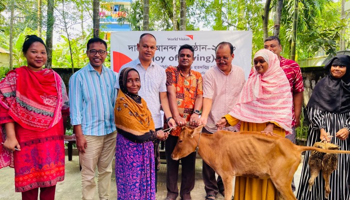 ওয়ার্ল্ড ভিশনের দানের আনন্দ অনুষ্ঠান, ১০টি দরিদ্র পরিবারে উপহার প্রদান