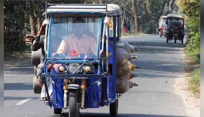 ‘অবৈধ’ তকমা দিয়ে চালক হয়রানি বন্ধের দাবি