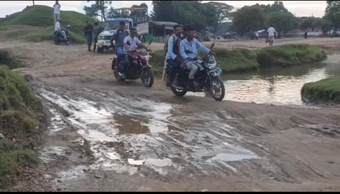 তাহিরপুরে সড়কের বেহাল দশা,দুর্ভোগে পর্যটক-স্থানীয়রা