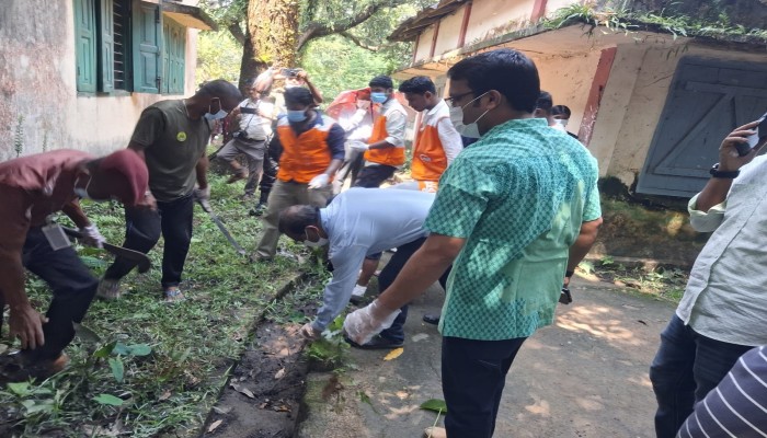 সদর উপজেলা পরিষদ চত্বরে পরিচ্ছন্নতা অভিযান, শতাধিক স্বেচ্ছাসেবীর অংশগ্রহণ