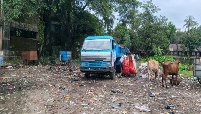 প্রকল্পের অপেক্ষায় ভাগাড়ে পরিণত পুরাতন পৌরসভা চত্বর