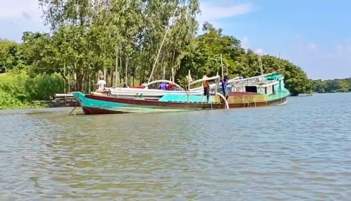 দুই ড্রেজারে মনাই নদীর বালু লুট, ভাঙনের হুমকিতে বসতবাড়ি, বোরো জমি
