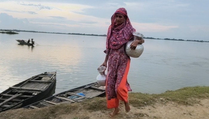 এক কলসি পানির জন্য পাড়ি দিতে হয় এক কিলোমিটার পথ