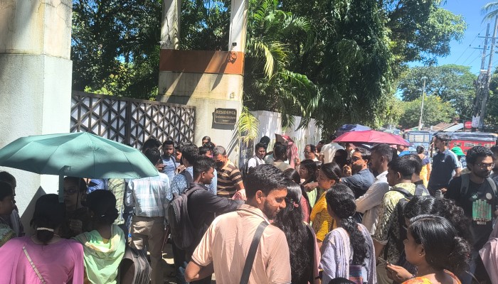 সুপারিশ পেয়েও চাকরি নেই ১২০ জনের, ডিসি’র বাসভবনের সামনে নিয়োগবঞ্চিতদের বিক্ষোভ