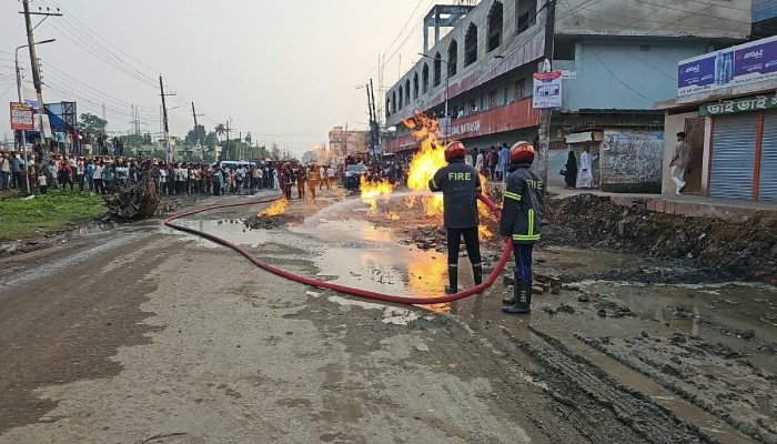 ছাতকে চারলেন সড়কের মাটি খুঁড়তে গিয়ে গ্যাসের মেইন লাইনে আগুন
