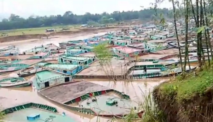 ইজারাবিহীন মরাচেলা নদীতে হাজারো ড্রেজারের তান্ডব, প্রতিদিন লুট হচ্ছে কোটি টাকার বালু