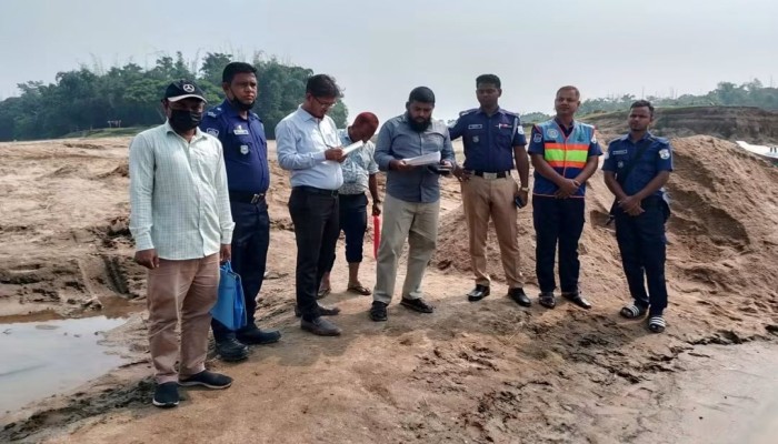 চেলা ও মরা চেলা নদীতে অবৈধভাবে বালু উত্তোলন : পাউবো’র চিঠি, টাস্কফোর্সের অভিযানে জরিমানা