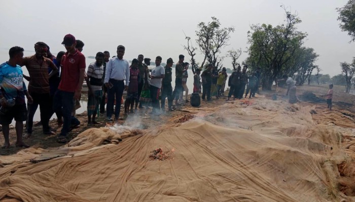 টাঙ্গুয়ার হাওরে ৭ লাখ টাকার অবৈধ জাল জব্দ