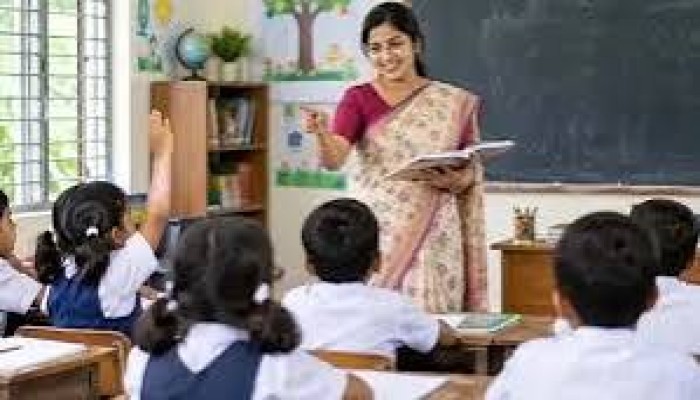 প্রাথমিক শিক্ষকদের প্রশিক্ষণের মেয়াদ বাড়িয়ে তিন বছর করার পরিকল্পনা