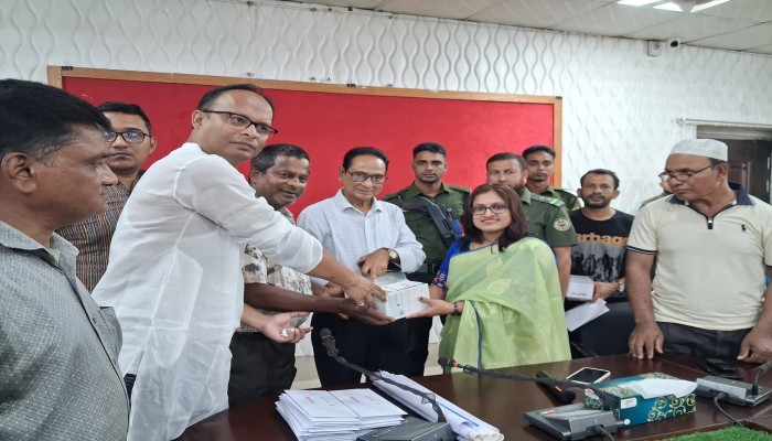 ‎জামালগঞ্জে ৫৫ পূজামণ্ডপে এমপির অনুদান, সিসি ক্যামেরা ও সড়ক সংস্কারে সহায়তা প্রশাসনের