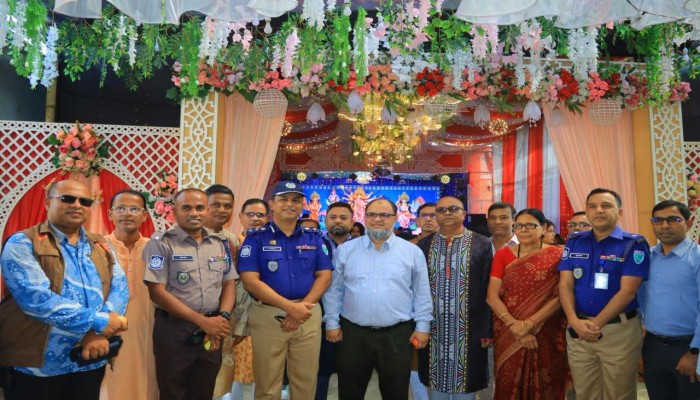 দুর্গাপূজার মণ্ডপ পরিদর্শনে জেলা প্রশাসক, নিরাপত্তা ও আইনশৃঙ্খলা পরিস্থিতি পর্যবেক্ষণ