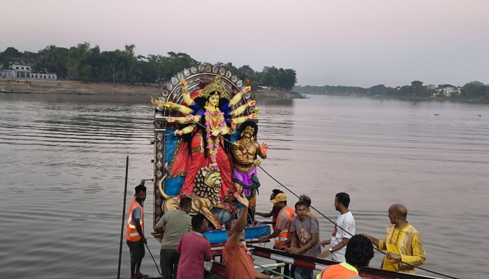 শারদীয় দুর্গোৎসব সম্পন্ন: নৌকায় কৈলাস ফিরলেন দেবী দুর্গা