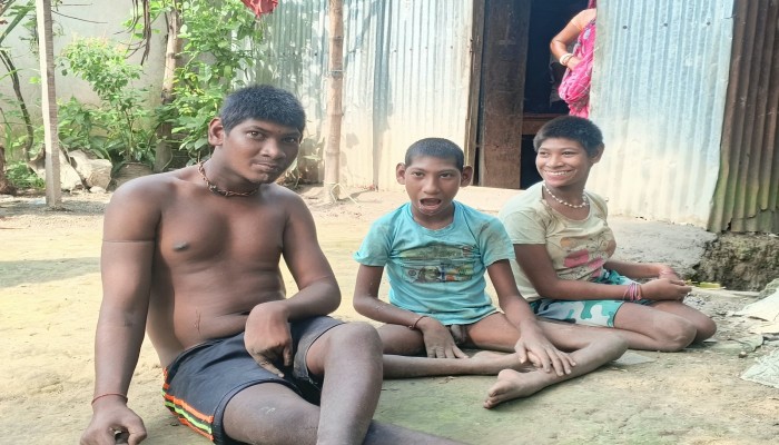 তিন প্রতিবন্ধী সন্তান নিয়ে স্বাধীন-শ্রীমতি দম্পতির জীবনযুদ্ধ: পাশে দাঁড়াচ্ছে সমাজসেবা অধিদপ্তর