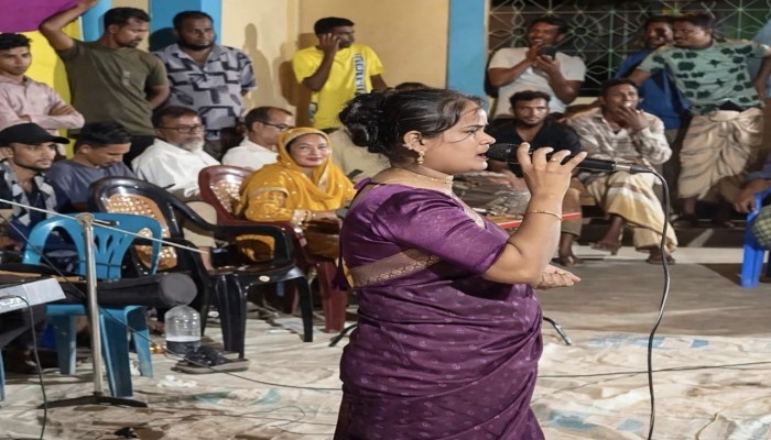 নারী শিল্পীদের নিয়ে আপত্তি ওঠায় গানের আসর বন্ধ ঘোষণা, পরে সীমিত পরিসরে আয়োজন