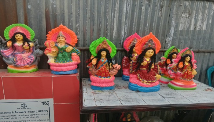 কোজাগরী লক্ষ্মীপূজার প্রস্তুতি, প্রতিমা ও প্রসদসামগ্রী কিনতে ব্যস্ত ভক্তরা
