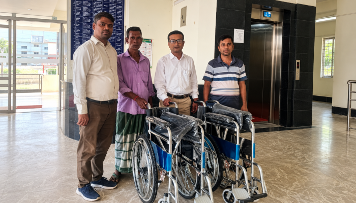 সুনামকণ্ঠে সংবাদ প্রকাশের পর দুই প্রতিবন্ধী সন্তান পেল হুইলচেয়ার