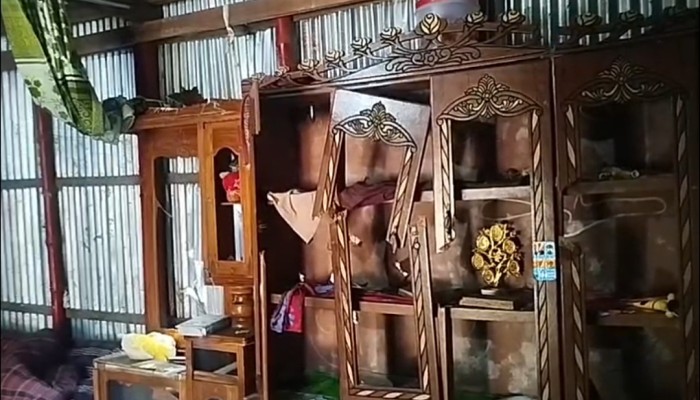 বাড়িতে পুরুষশূন্যতার সুযোগে ৬ গরুসহ ৫০ লাখ টাকার মালামাল লুট